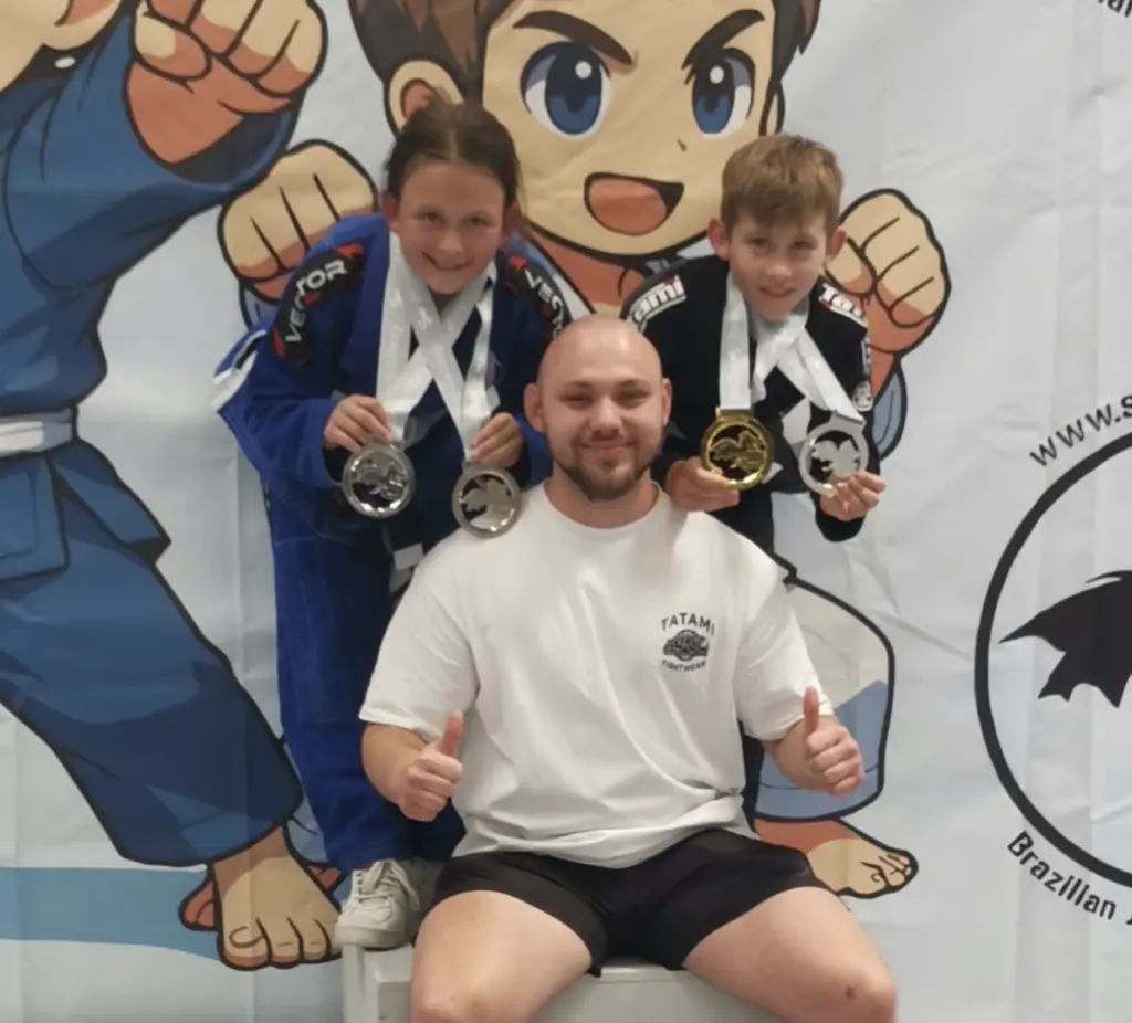 Kinder des Martial Arts Sports Center Grünstadt mit Trainer beim Dragon Cup 2026 nach erfolgreichen Wettkämpfen im Brazilian Jiu Jitsu und Grappling.