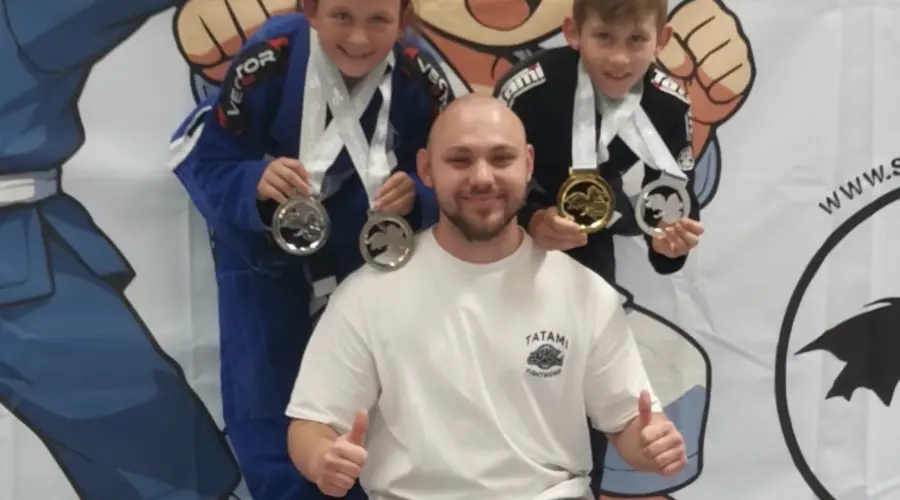 Kinder des Martial Arts Sports Center Grünstadt mit Trainer beim Dragon Cup 2026 nach erfolgreichen Wettkämpfen im Brazilian Jiu Jitsu und Grappling.