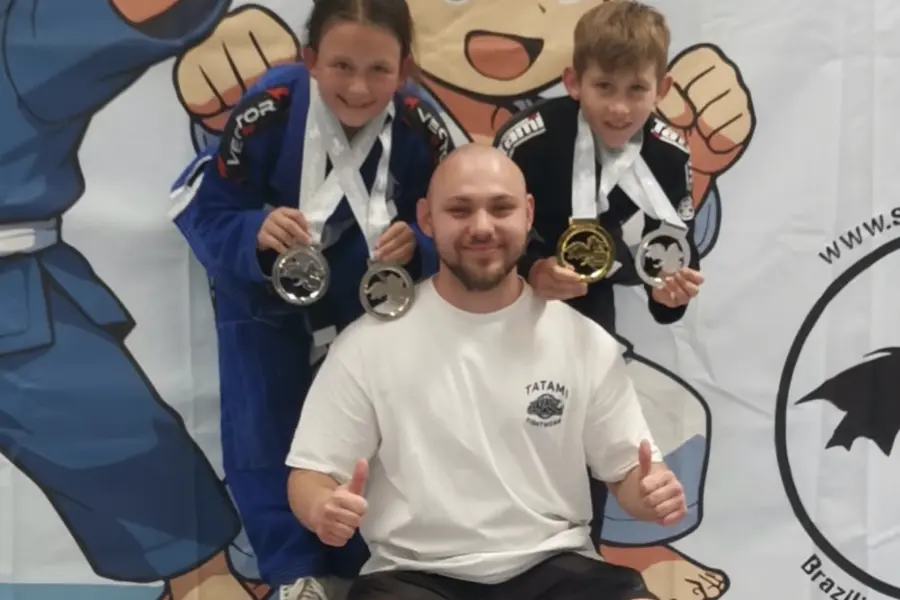 Kinder des Martial Arts Sports Center Grünstadt mit Trainer beim Dragon Cup 2026 nach erfolgreichen Wettkämpfen im Brazilian Jiu Jitsu und Grappling.